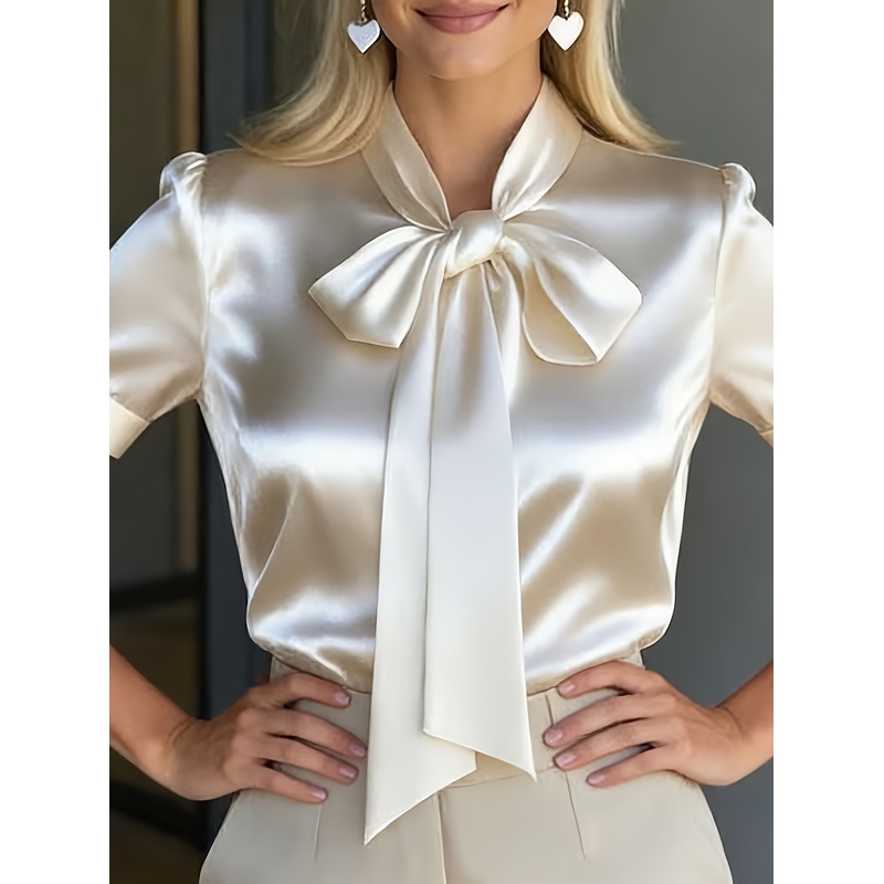 Women Formal Wear With Tie - 女性用エレガントなショートスリーブシャツ、蝶ネクタイ襟付き、無地のサテンシャツ、仕事やフォーマルウェアに最適。